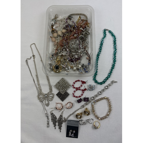 1106 - A tray of stone set and diamante modern and vintage jewellery. To include necklaces, earrings, rings... 