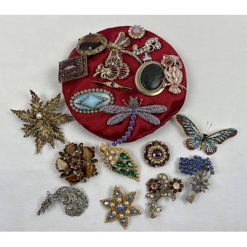 1113 - 20 vintage stone set brooches in various sizes and designs. To include insect, floral, owl and leave... 