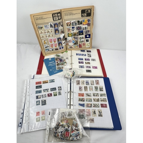 92 - A collection of assorted vintage British & world stamp books/folders, loose stamps and stamp hinges.