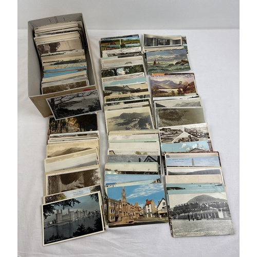 249 - 400 assorted Edwardian & vintage black & white and coloured British postcards, to include many coast... 