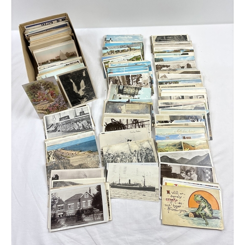 276 - A box containing 711 assorted Edwardian & vintage postcards, mainly of the South coast of England. T... 