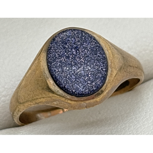 1118 - A vintage 9ct gold signet ring set with an oval of blue sandstone. Hallmarked to inside of band. Siz... 