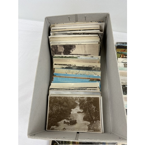 249 - 400 assorted Edwardian & vintage black & white and coloured British postcards, to include many coast... 