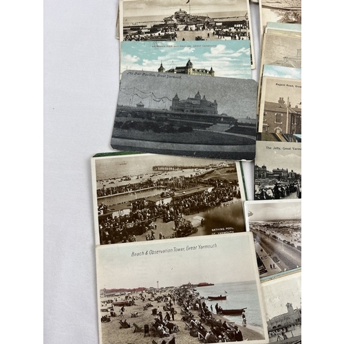 252 - 100 assorted Edwardian & vintage postcards of Great Yarmouth, Lowestoft & Gorlseton