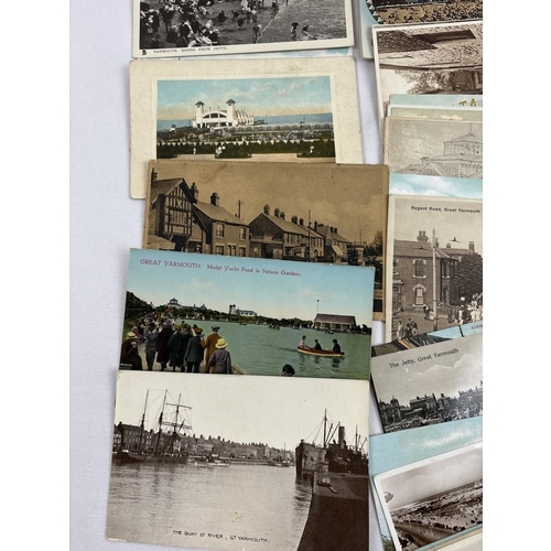 252 - 100 assorted Edwardian & vintage postcards of Great Yarmouth, Lowestoft & Gorlseton