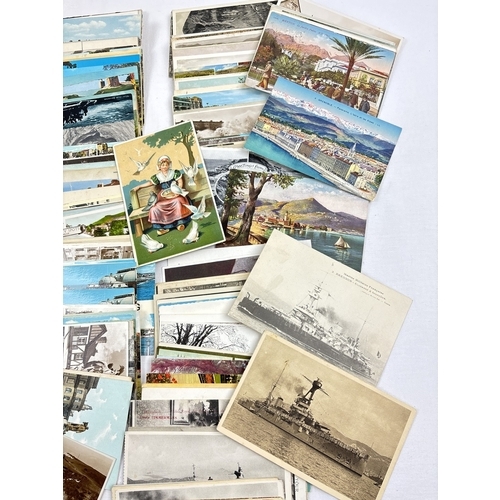 276 - A box containing 711 assorted Edwardian & vintage postcards, mainly of the South coast of England. T... 