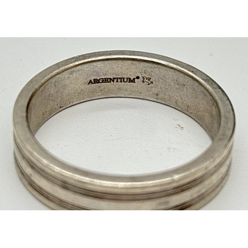 1047 - A men's Argentium silver band ring with ridge detail. Size W. Inside of band marked Argentium with U... 