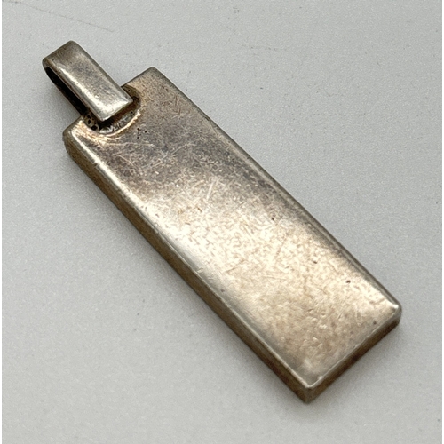 1081 - A vintage silver Jubilee ingot pendant with large hallmark detail to front, London 1977. Approx. 4cm... 