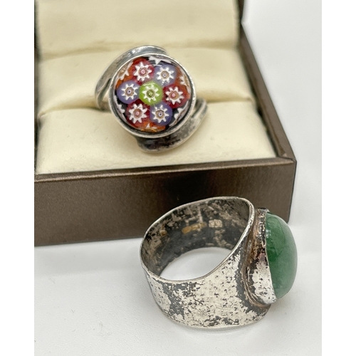 1094 - 2 vintage silver rings. A band style ring set with a cabochon of green agate together with a twist d... 