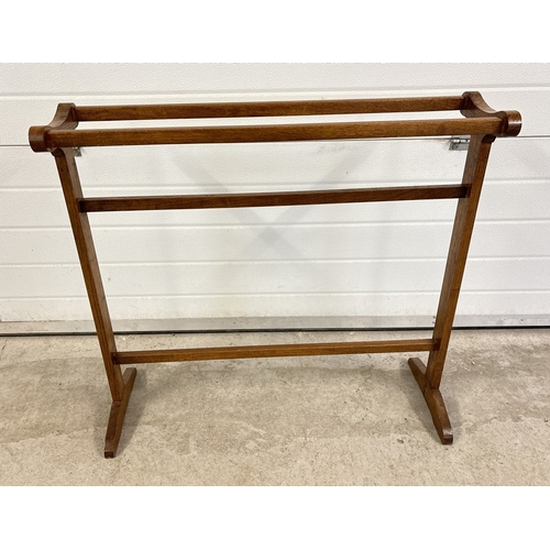 1480 - A vintage 1940's oak freestanding towel rail. Approx. 79.5cm tall x 86cm long.