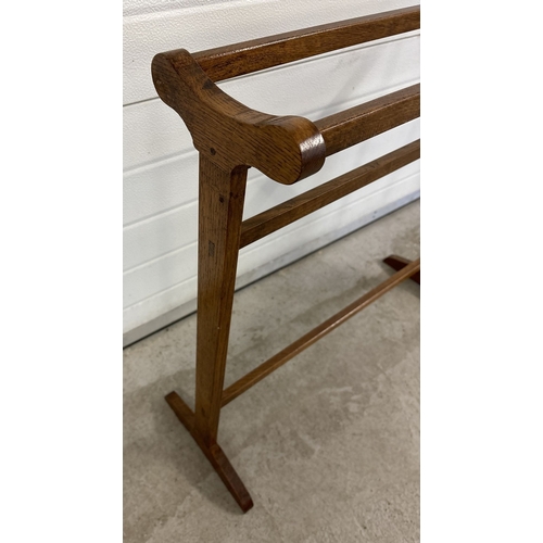 1480 - A vintage 1940's oak freestanding towel rail. Approx. 79.5cm tall x 86cm long.