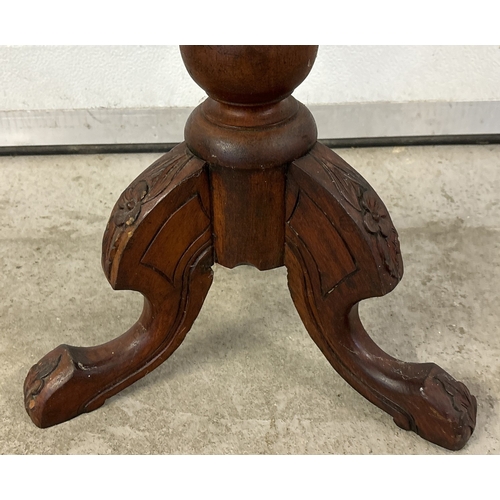 1490 - An early 20th century dark wood tripod table with turned pedestal and carved detail to feet. Approx.... 