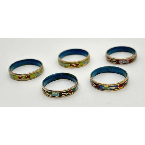 1112 - 5 assorted cloisonne rings in varying colours. Ring sizes L½, O & Q.