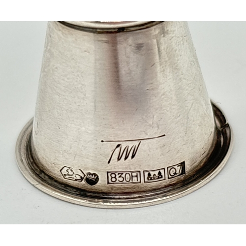 1151 - 3 vintage Finnish 830 silver items. A small measuring cup with engraved detail, hallmarked for 1969,... 