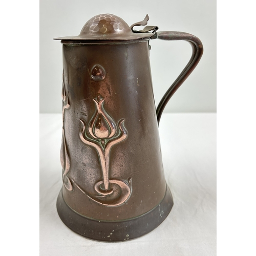 1190 - An Art Nouveau copper 2 pint lidded water jug by Joseph Sankey & Sons. Hammered detail to lid and st... 