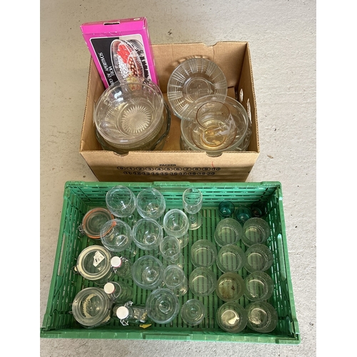 1262 - 2 boxes of vintage glassware, mostly serving bowls and fruit bowls. Lot also includes a set of 10 ba... 