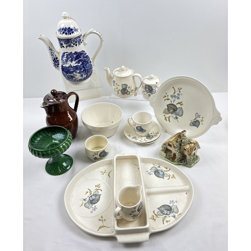 1263 - A collection of vintage ceramics, mostly mid 20th century. To include matching items of Sylvac tea w... 