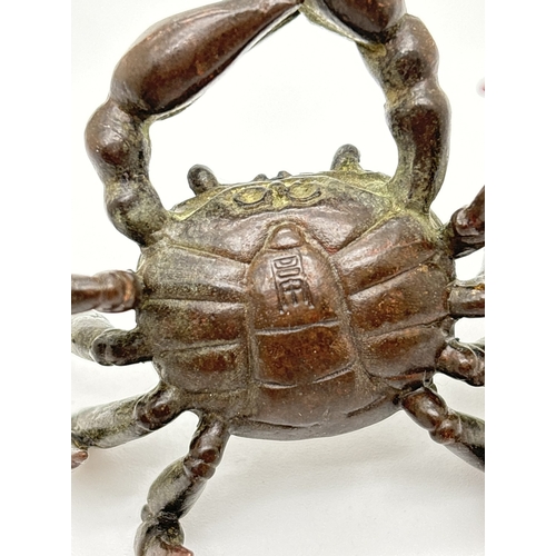 1286 - A small Japanese bronze modelled as a crab, with signature to underside of body. Approx. 3cm tall x ... 