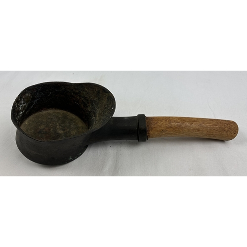 1289 - A Japanese bronze kimono iron with raised curved back and replacement wooden handle. Approx. 13cm di... 