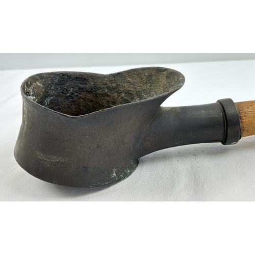 1289 - A Japanese bronze kimono iron with raised curved back and replacement wooden handle. Approx. 13cm di... 