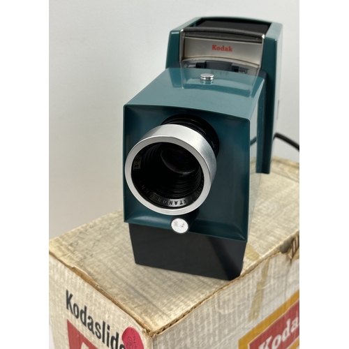 1338 - A vintage boxed Kodak Kodaslide 40 slide projector together with a boxed screen. Projector comes wit... 