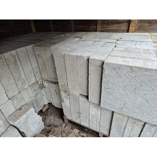 1414 - A quantity of approx. 350+ large sized Thermalite style Aircrete lightweight thermal building blocks... 