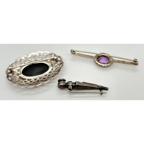 1015 - 3 stone set silver brooches. An oval black onyx brooch with pierced work Celtic knot border, a bar b... 