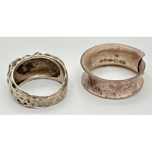 1033 - 2 modern design silver rings. A 1cm wide band ring with overlap detail and a bark effect dome ring. ... 