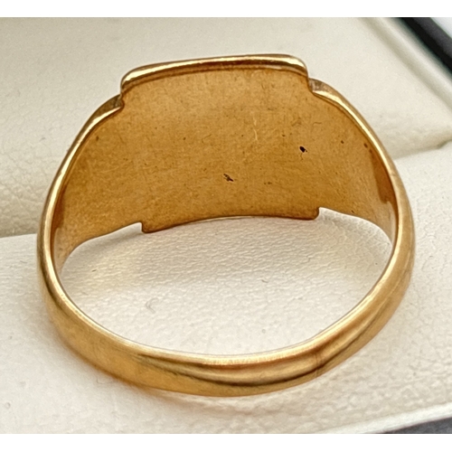 1049 - A vintage 9ct gold men's square shaped signet ring with decoration to shoulders and a very worn init... 