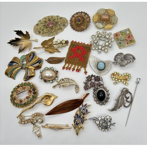 1073 - 24 vintage brooches in various sizes, styles and conditions. To include stone set, floral, copper, b... 