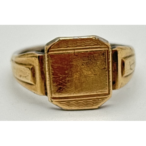 1079 - An Art Deco 9ct gold on silver square shaped signet ring with stepped shoulders & engine turned deco... 