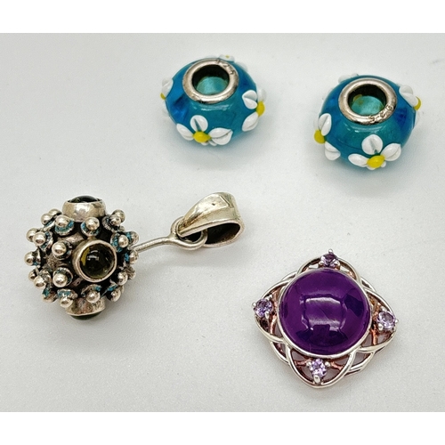 1122 - 2 silver pendants with 2 silver & glass charm beads. Blue glass beads with daisy decoration, a ball ... 