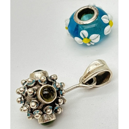 1122 - 2 silver pendants with 2 silver & glass charm beads. Blue glass beads with daisy decoration, a ball ... 