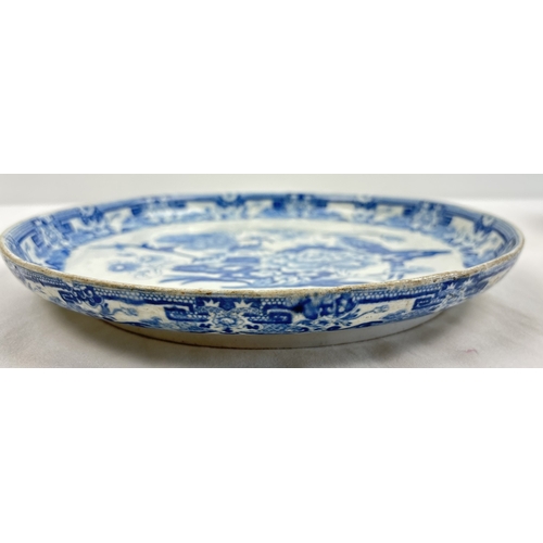 1242 - An early 19th century Masons ironstone china platter with raised lip, c. 1820, in Blue Pheasant patt... 