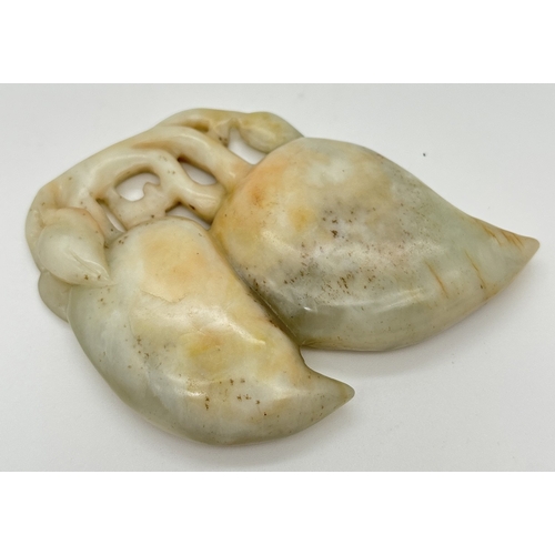 1279 - An oriental carved white jade double brush washer modelled as 2 peaches. Approx. 8.5 x 9cm.