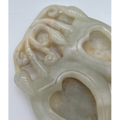 1279 - An oriental carved white jade double brush washer modelled as 2 peaches. Approx. 8.5 x 9cm.