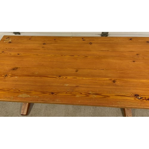 1420 - A large modern pine refectory kitchen/dining table. Approx. 72 x 152cm.