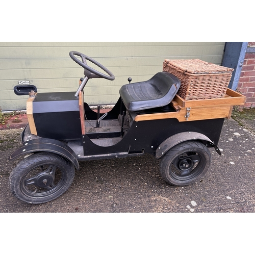 A ¼ scale model of a veteran car powered by a Briggs & Stratton petrol engine. Single cylinder 4 stroke engine with 4 gear gearbox (3 forward & reverse). Number plates are for show only. Vendor advises that it was in working order and has been driven, but been in storage for some time. No petrol.