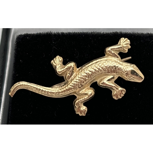 1040 - A 9ct gold brooch modelled as a lizard with matching drop earrings. Brooch approx. 3cm long. Earring... 