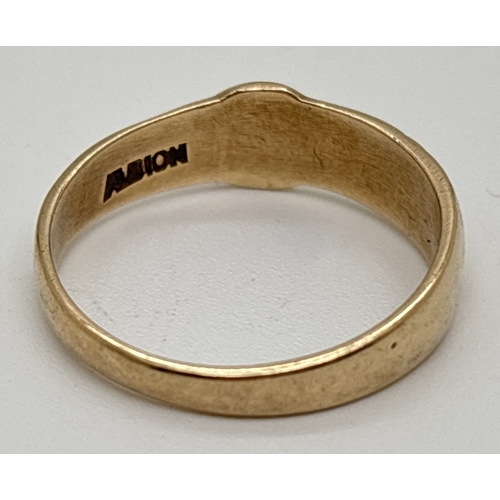 1044 - A 9ct yellow gold buckle band ring. Fully hallmarked inside band. Ring size O. Weight approx. 2.5g.