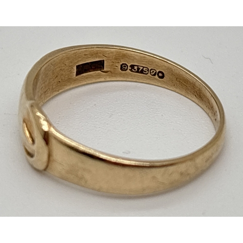 1044 - A 9ct yellow gold buckle band ring. Fully hallmarked inside band. Ring size O. Weight approx. 2.5g.