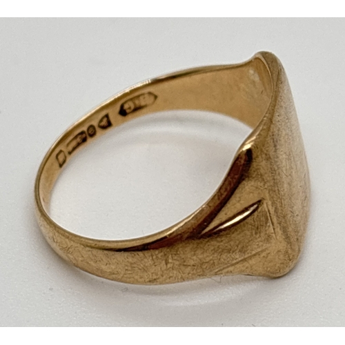 1056 - A vintage 9ct gold men's square shaped signet ring with detail to shoulders and empty cartouche. Hal... 