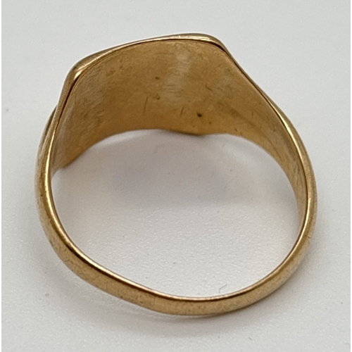 1056 - A vintage 9ct gold men's square shaped signet ring with detail to shoulders and empty cartouche. Hal... 