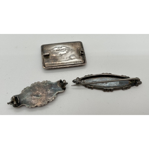 1059 - 3 vintage silver brooches with damage to clasps. 2 Victorian sweetheart brooches, one with gold acce... 