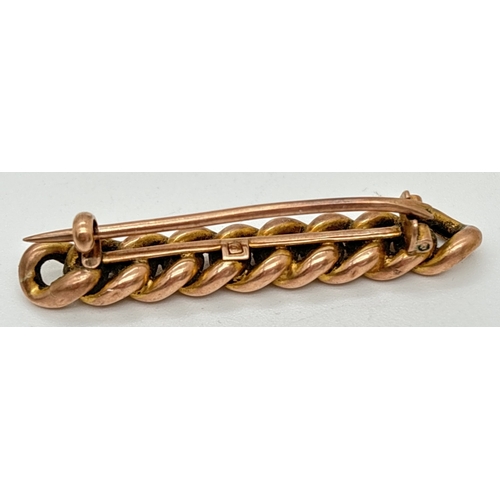 1008 - A vintage 9ct yellow gold curb chain bar brooch. Marked 9ct to back. Approx. 4.25cm long. Total weig... 