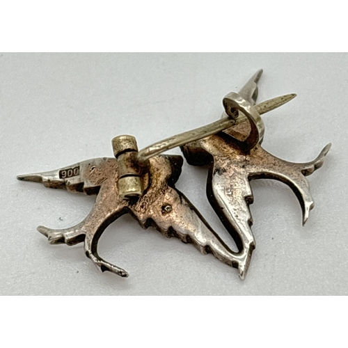 1131 - A small vintage 900 silver brooch in the shape of 2 swallows. Each bird set with 3 clear stones. 900... 