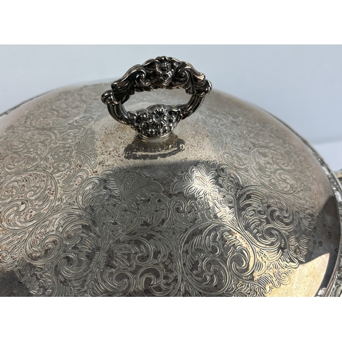 1193 - A vintage silver plated chaffing pan with matching tray by Oneida. With spirit burner and stand - no... 