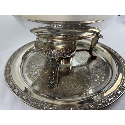 1193 - A vintage silver plated chaffing pan with matching tray by Oneida. With spirit burner and stand - no... 