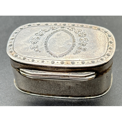 1200 - A George III silver nutmeg grater of oblong form with engraved floral detail to lid. Hallmarked insi... 