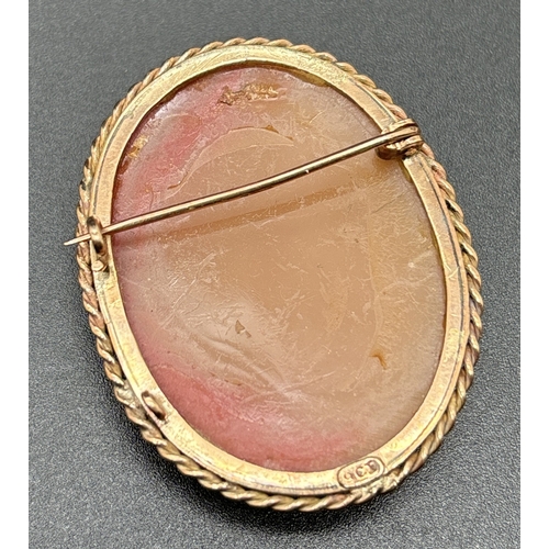 1139 - A large Victorian oval shaped cameo brooch with 9ct gold beaded design mount and hooked C clasp. Sta... 